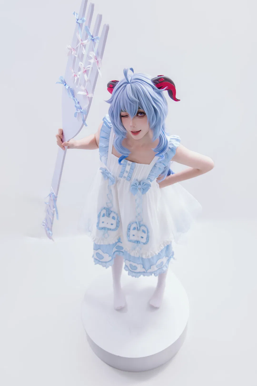 【甘雨cos】蓝白裙装与超大叉子的奇妙碰撞 - 第 3 张