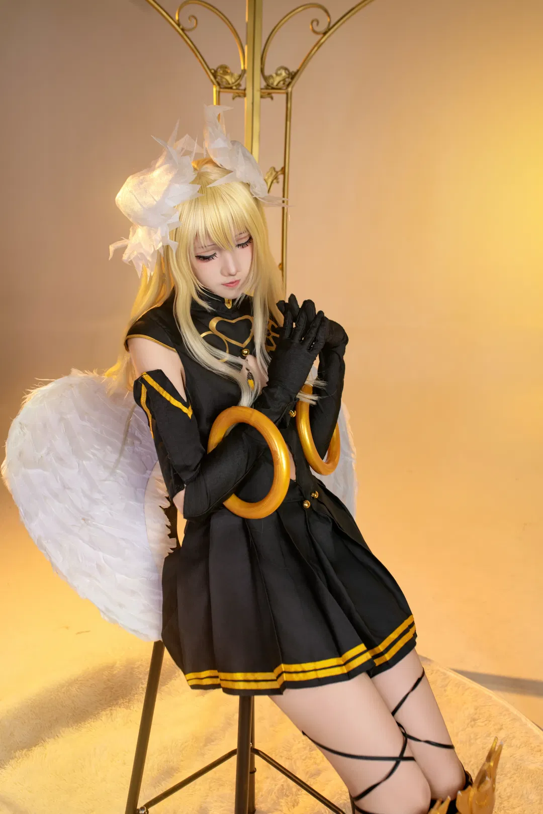 【万由里cos】约会大作战的裁决天使，金色光影下的复活赛 - 第 1 张