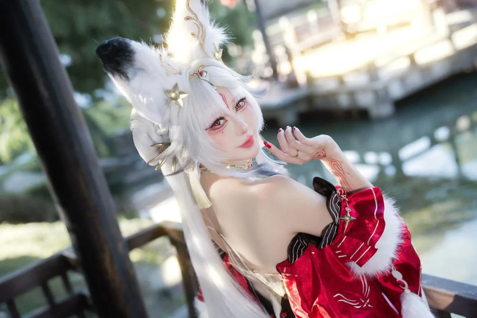 【心月狐cos】鸣潮岁主心月狐，红黑搭配与毛绒尾巴的视觉冲击 - 第 2 张
