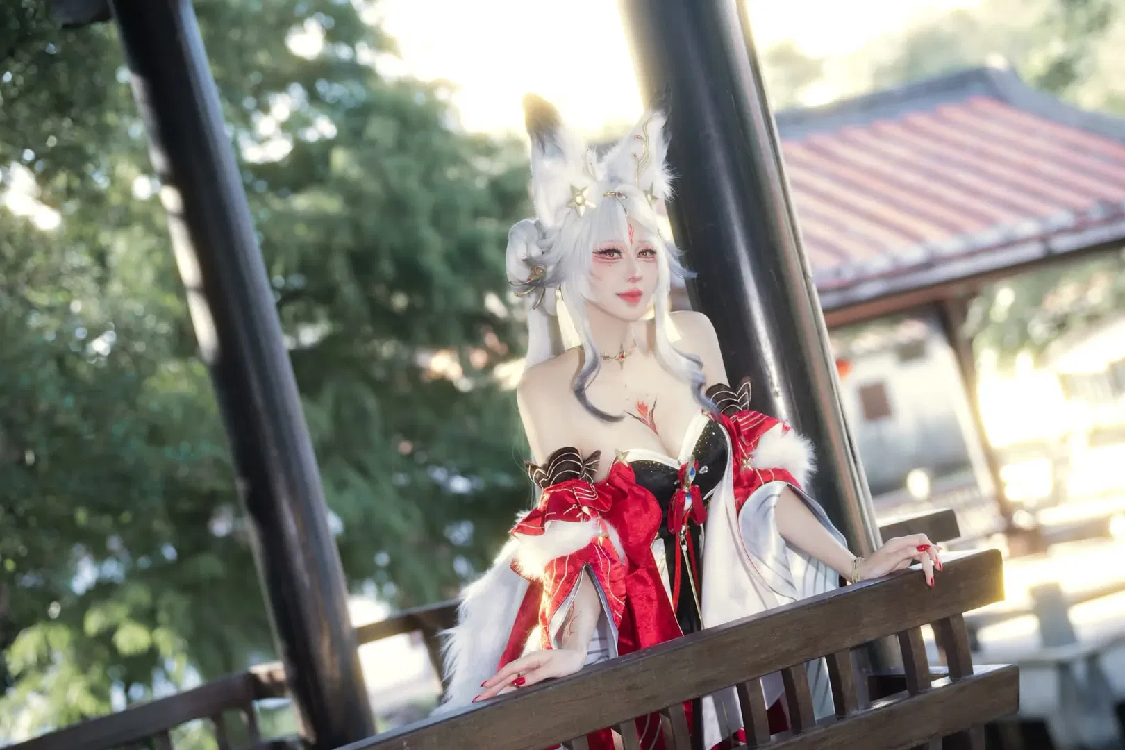 【心月狐cos】鸣潮岁主心月狐，红黑搭配与毛绒尾巴的视觉冲击 - 第 3 张