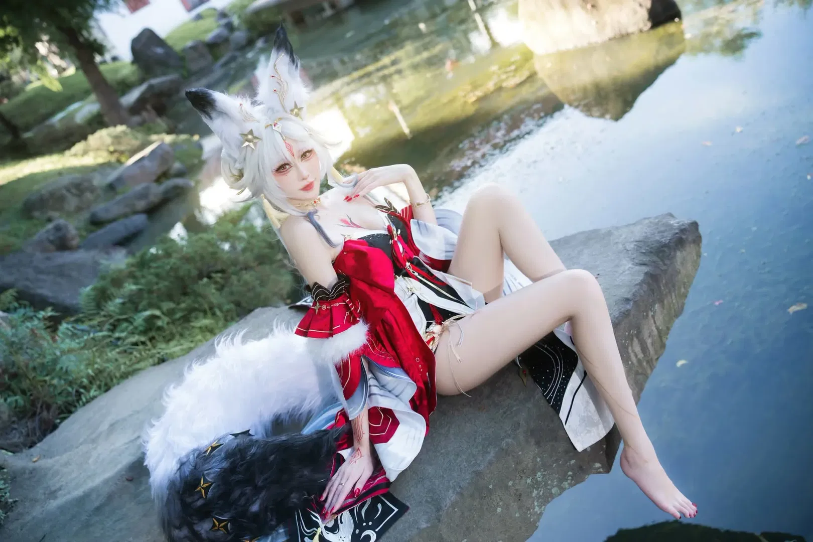 【心月狐cos】鸣潮岁主心月狐，红黑搭配与毛绒尾巴的视觉冲击 - 第 5 张