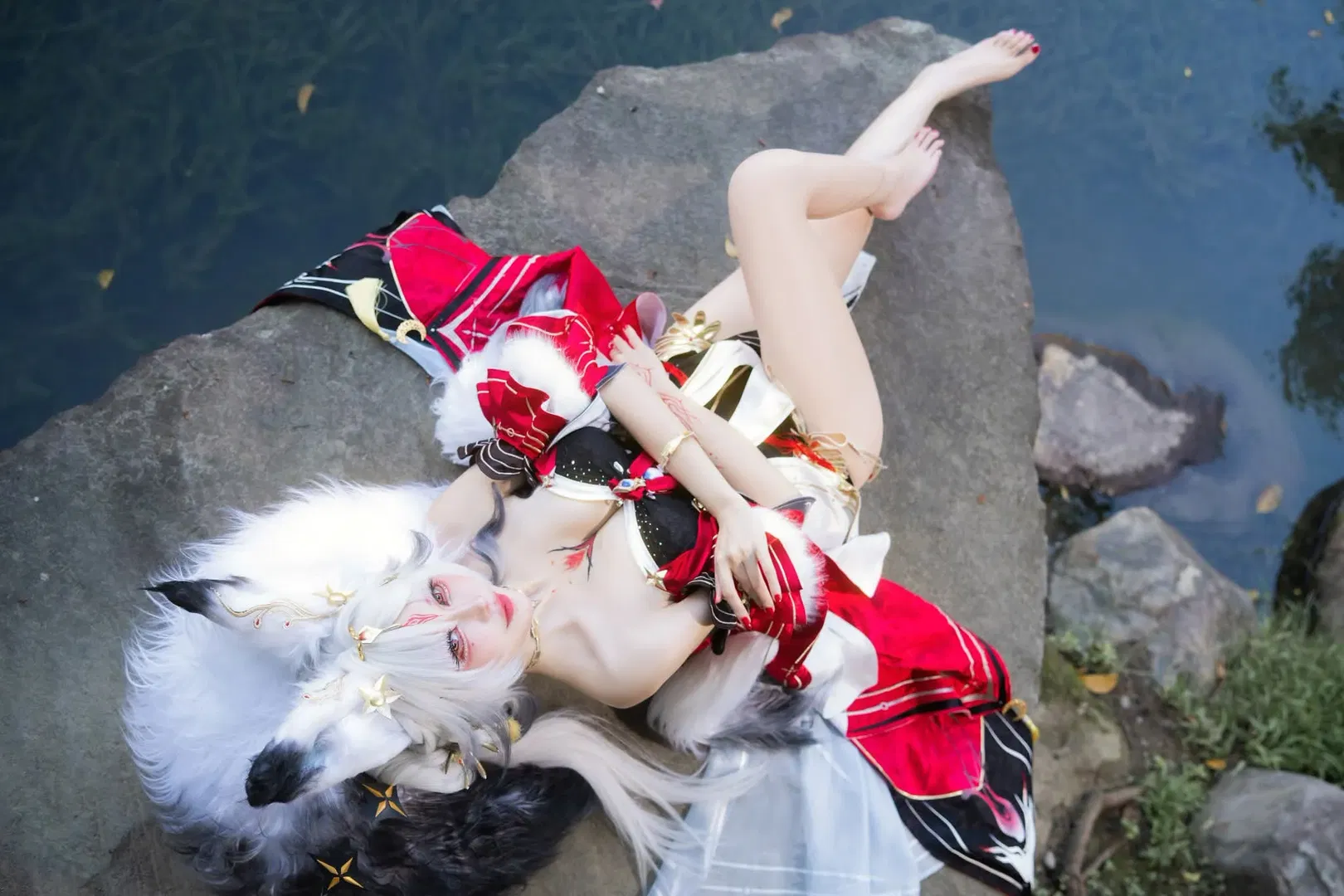 【心月狐cos】鸣潮岁主心月狐，红黑搭配与毛绒尾巴的视觉冲击 - 第 6 张
