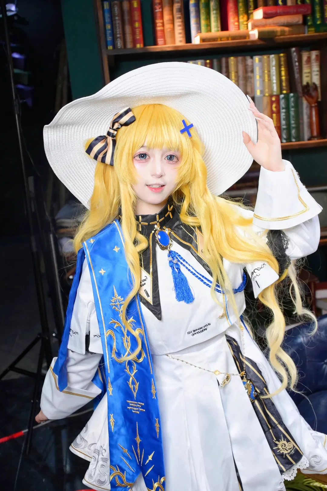 【菲比cos】鸣潮复古图书馆里的白丝魔法师 - 第 1 张