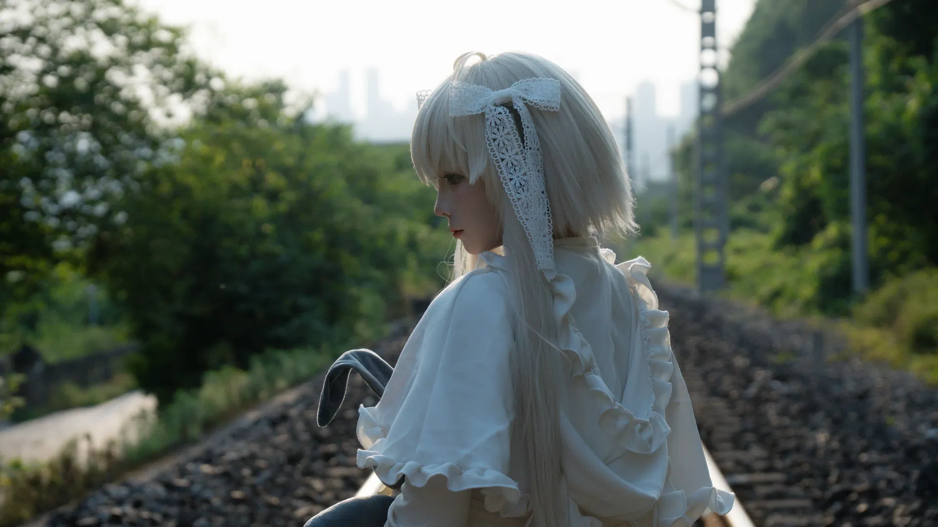 【穹妹cos】鐵道江畔與草坪，白裙和灰兔玩偶 - 第 1 張