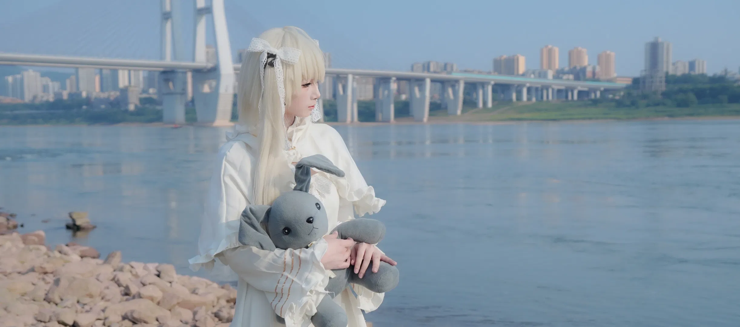 【穹妹cos】鐵道江畔與草坪，白裙和灰兔玩偶 - 第 2 張