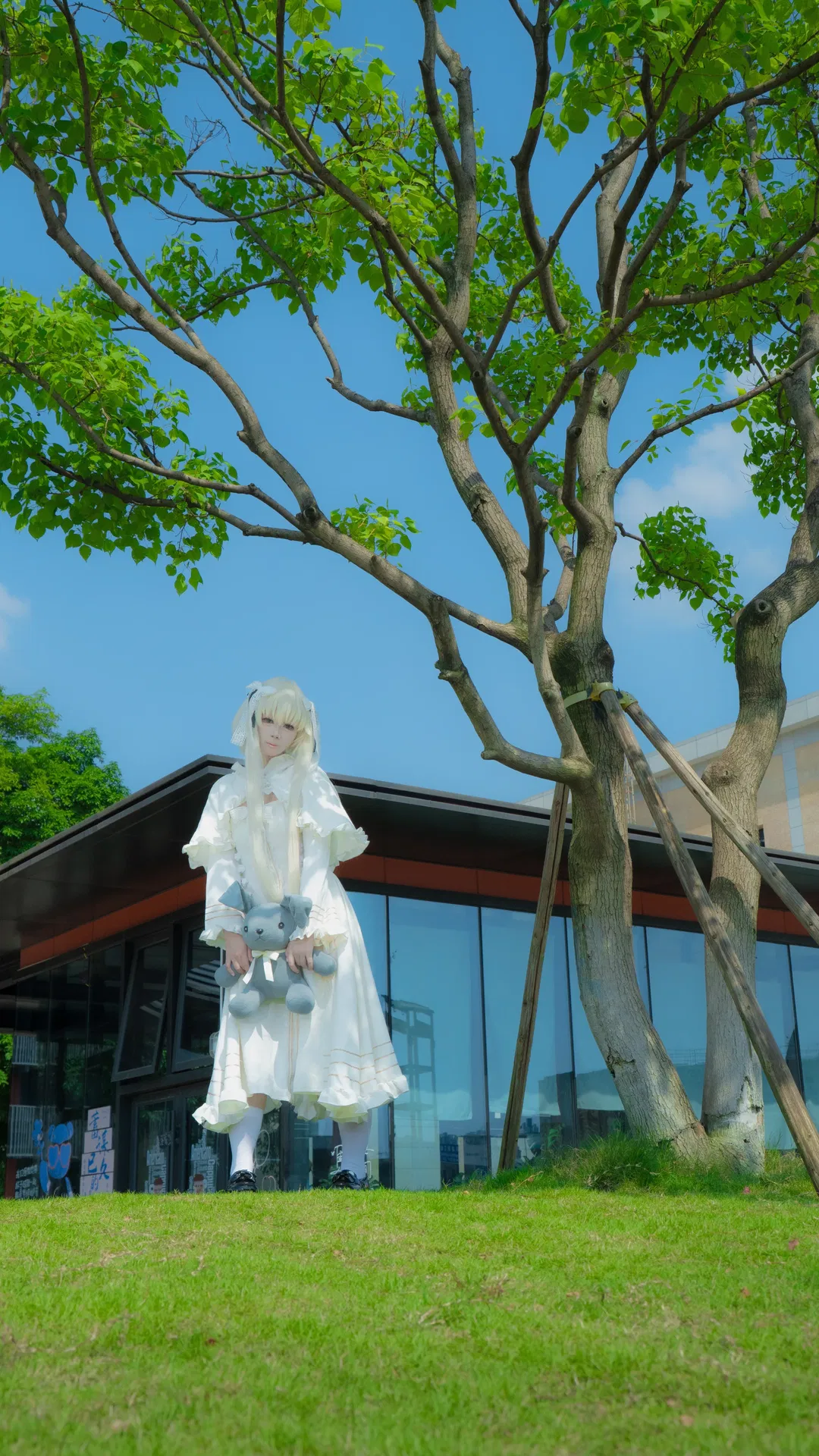 【穹妹cos】鐵道江畔與草坪，白裙和灰兔玩偶 - 第 4 張