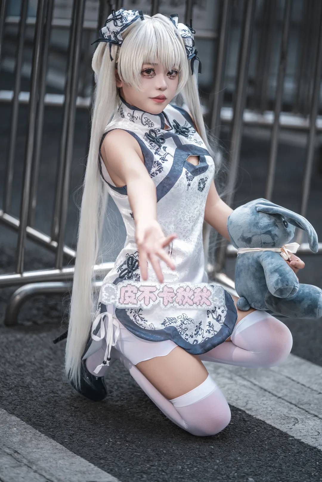 【穹妹cos】白毛双马尾与改良旗袍的奇妙碰撞 - 第 2 张