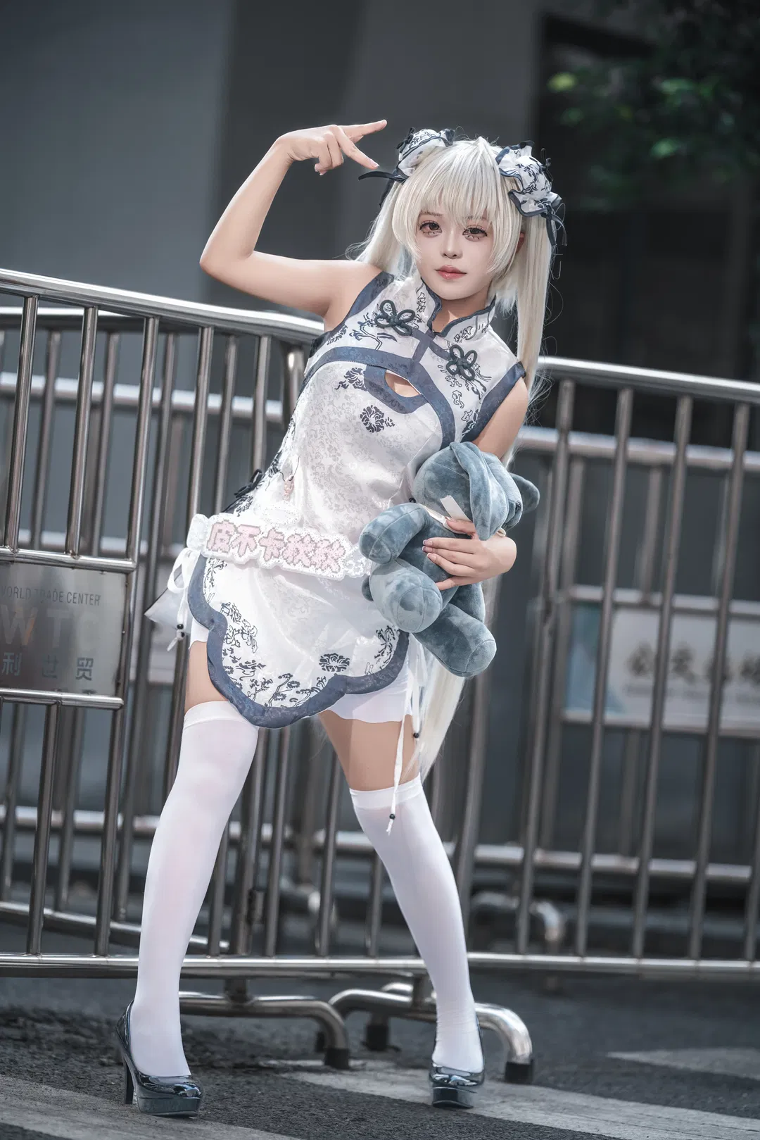 【穹妹cos】白毛双马尾与改良旗袍的奇妙碰撞 - 第 3 张