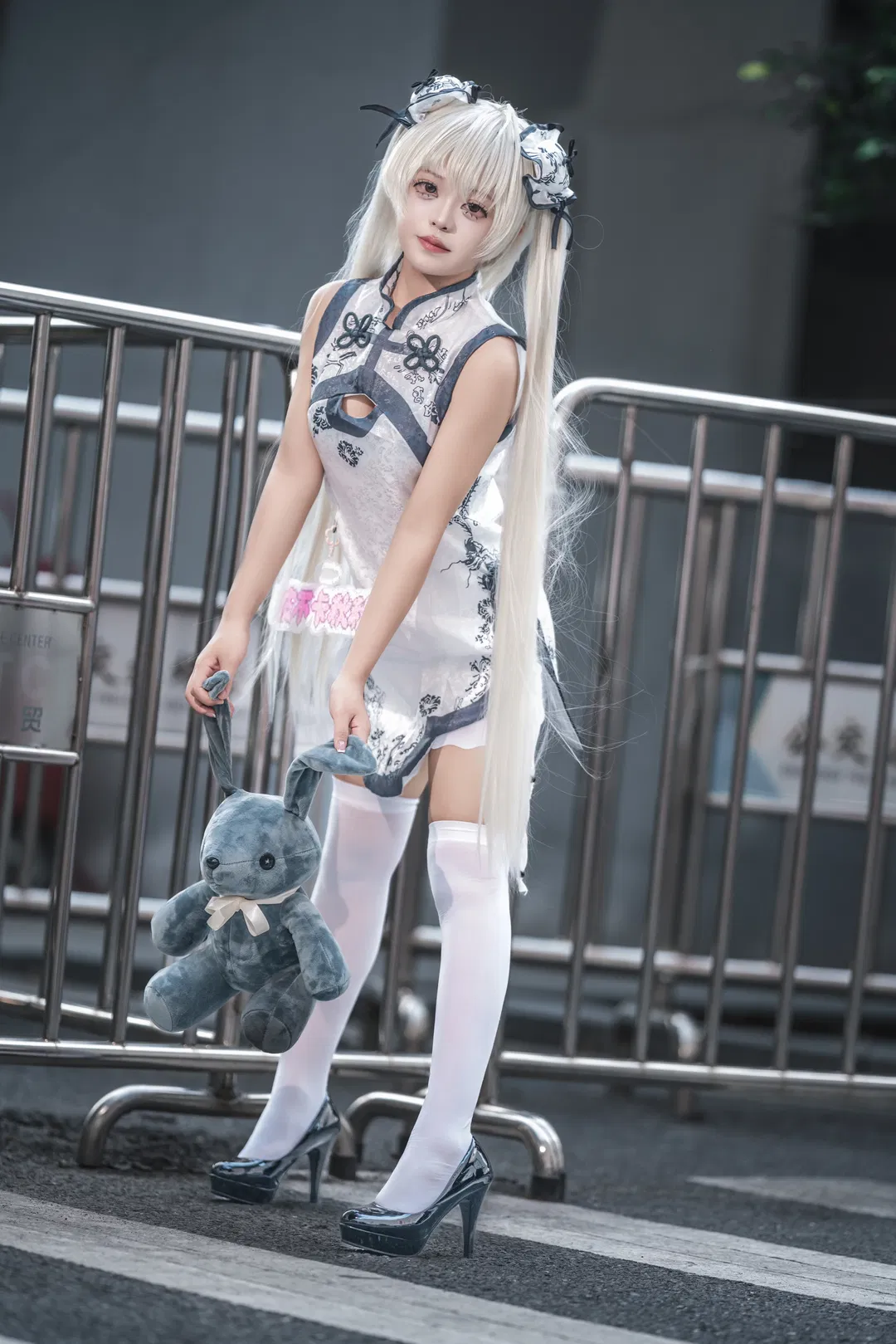 【穹妹cos】白毛双马尾与改良旗袍的奇妙碰撞 - 第 4 张