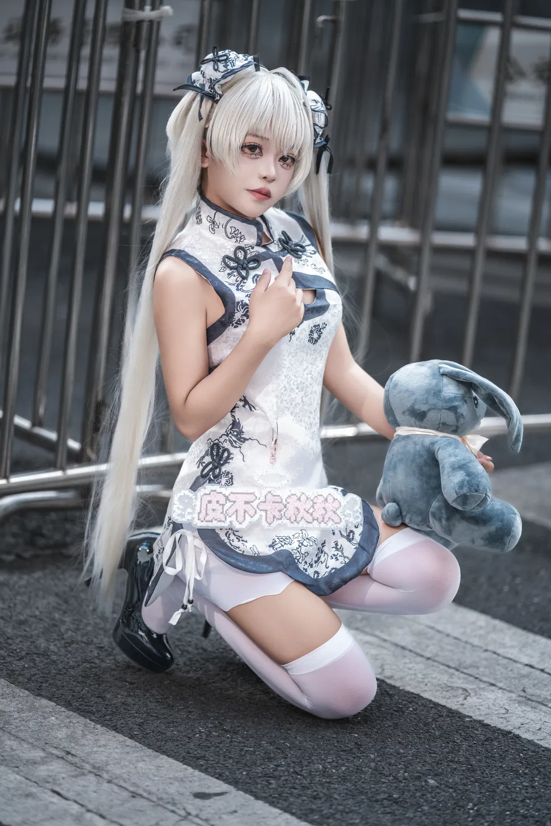 【穹妹cos】白毛双马尾与改良旗袍的奇妙碰撞 - 第 5 张