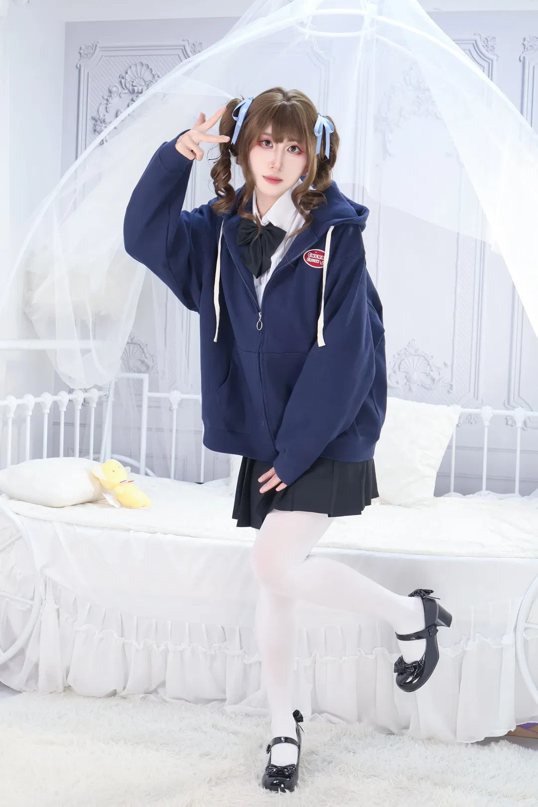 降温后的三坑女孩，卫衣加JK制服搭配白丝袜真的很乖 - 第 1 张