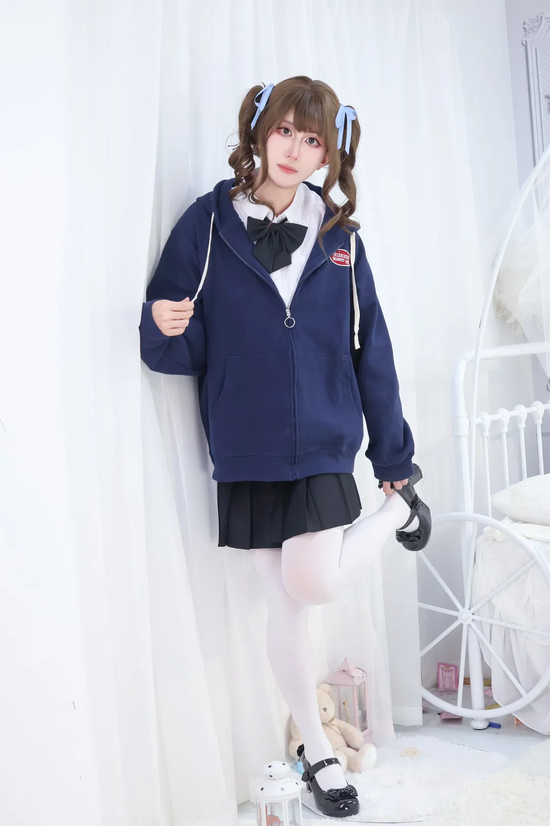 降温后的三坑女孩，卫衣加JK制服搭配白丝袜真的很乖 - 第 2 张
