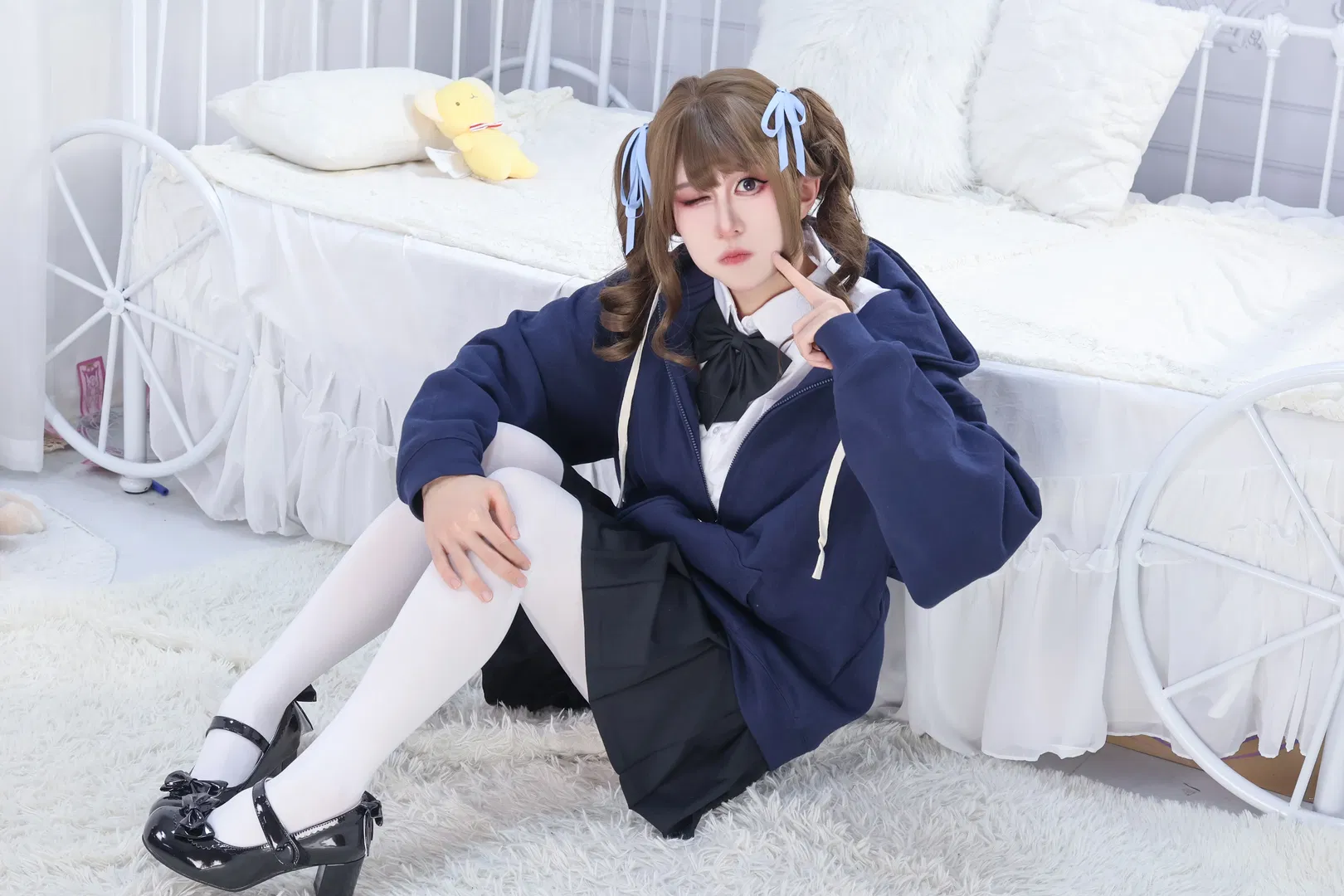 降温后的三坑女孩，卫衣加JK制服搭配白丝袜真的很乖 - 第 3 张