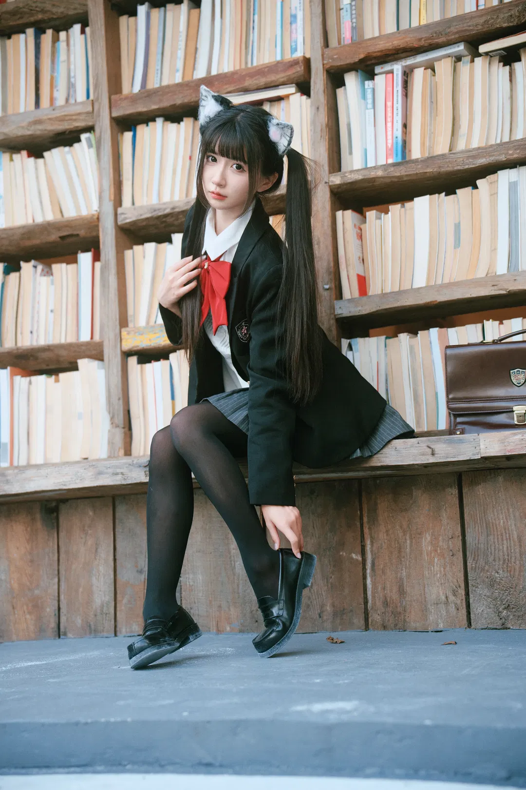 秋日旧书店里的JK猫耳少女写真 - 第 8 张