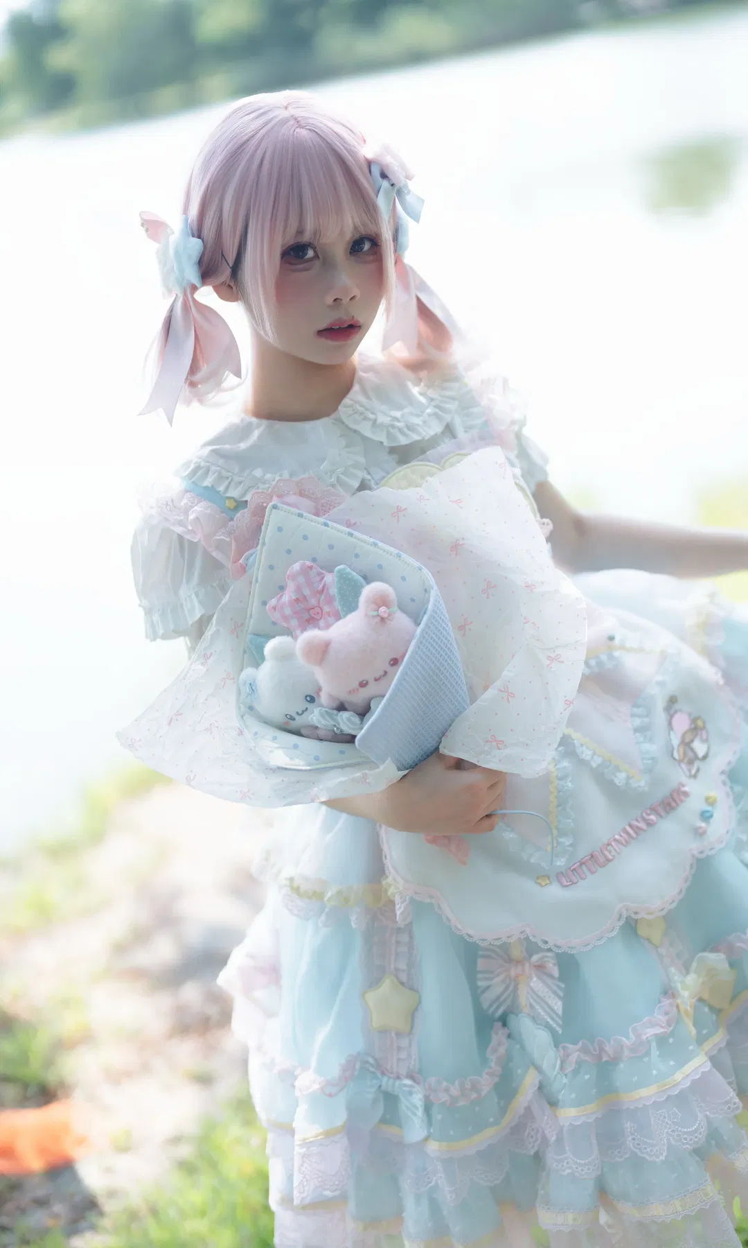 【ロリータ】ピンク＆ブルーのパステルカラーコーデ ロリータドレス野外ポートレート、『花と真珠の箱』が紡ぐ幻想的なカジュアルロリータ - 2 枚目