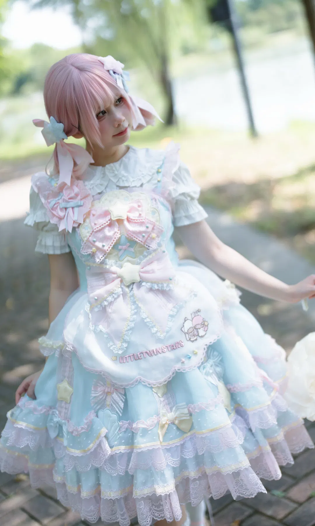 【ロリータ】ピンク＆ブルーのパステルカラーコーデ ロリータドレス野外ポートレート、『花と真珠の箱』が紡ぐ幻想的なカジュアルロリータ - 3 枚目