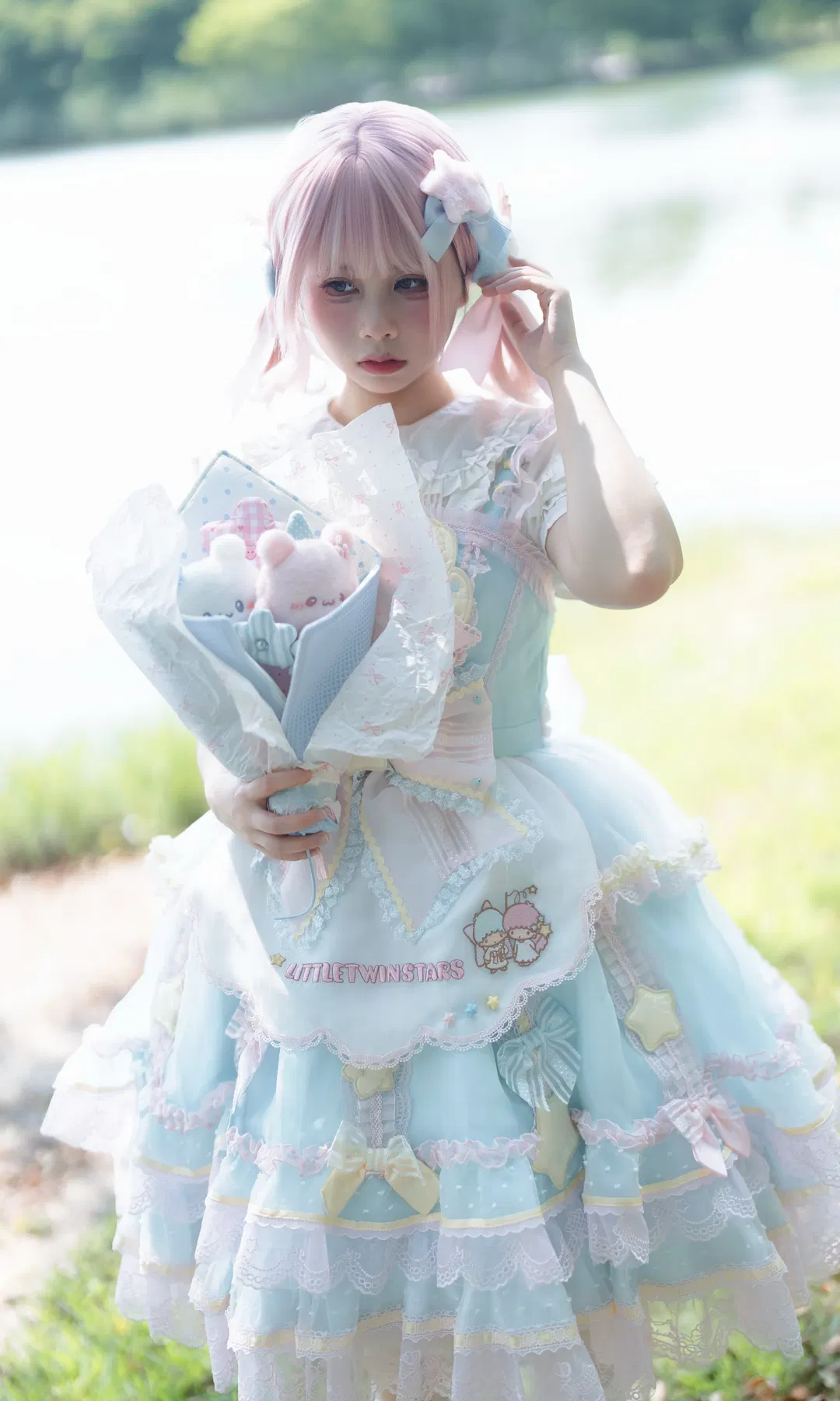 【ロリータ】ピンク＆ブルーのパステルカラーコーデ ロリータドレス野外ポートレート、『花と真珠の箱』が紡ぐ幻想的なカジュアルロリータ - 4 枚目