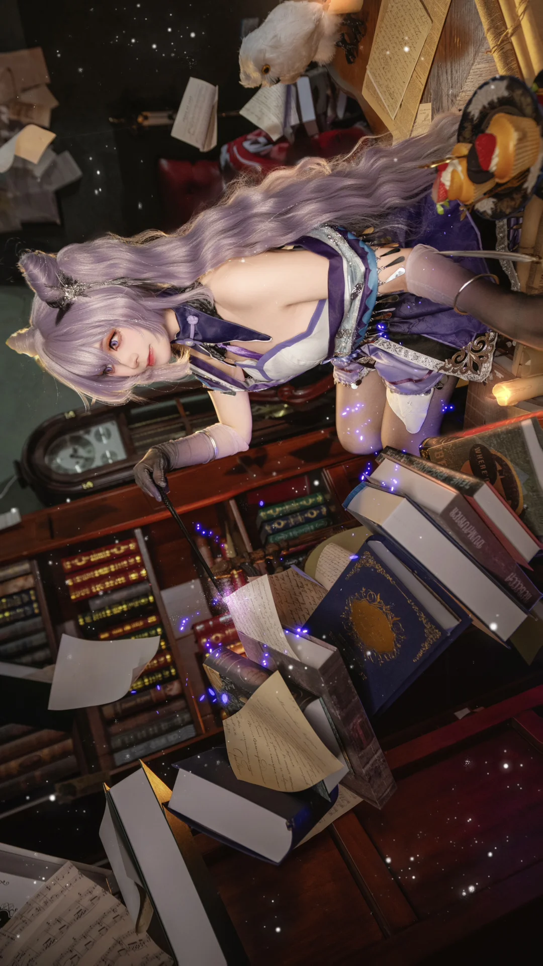 【刻晴cos】化身魔女在复古书房里施展魔法 - 第 3 张