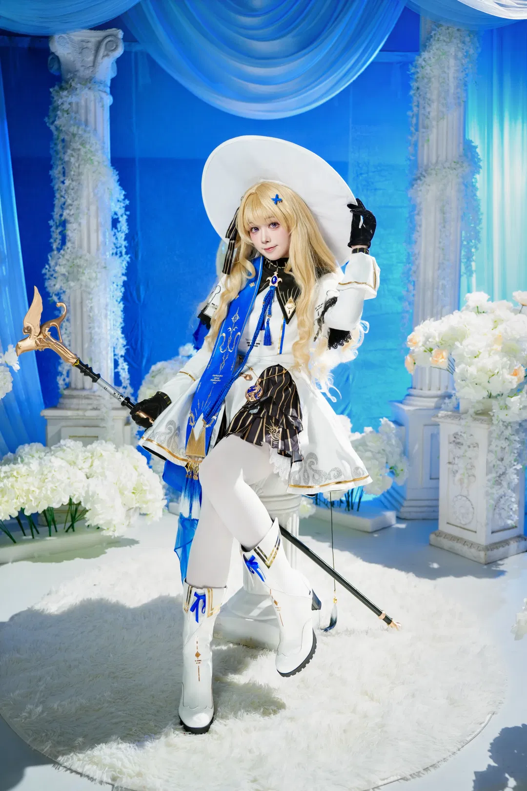 【菲比cos】鸣潮魔法少女菲比的鸟头杖与白丝体验 - 第 1 张