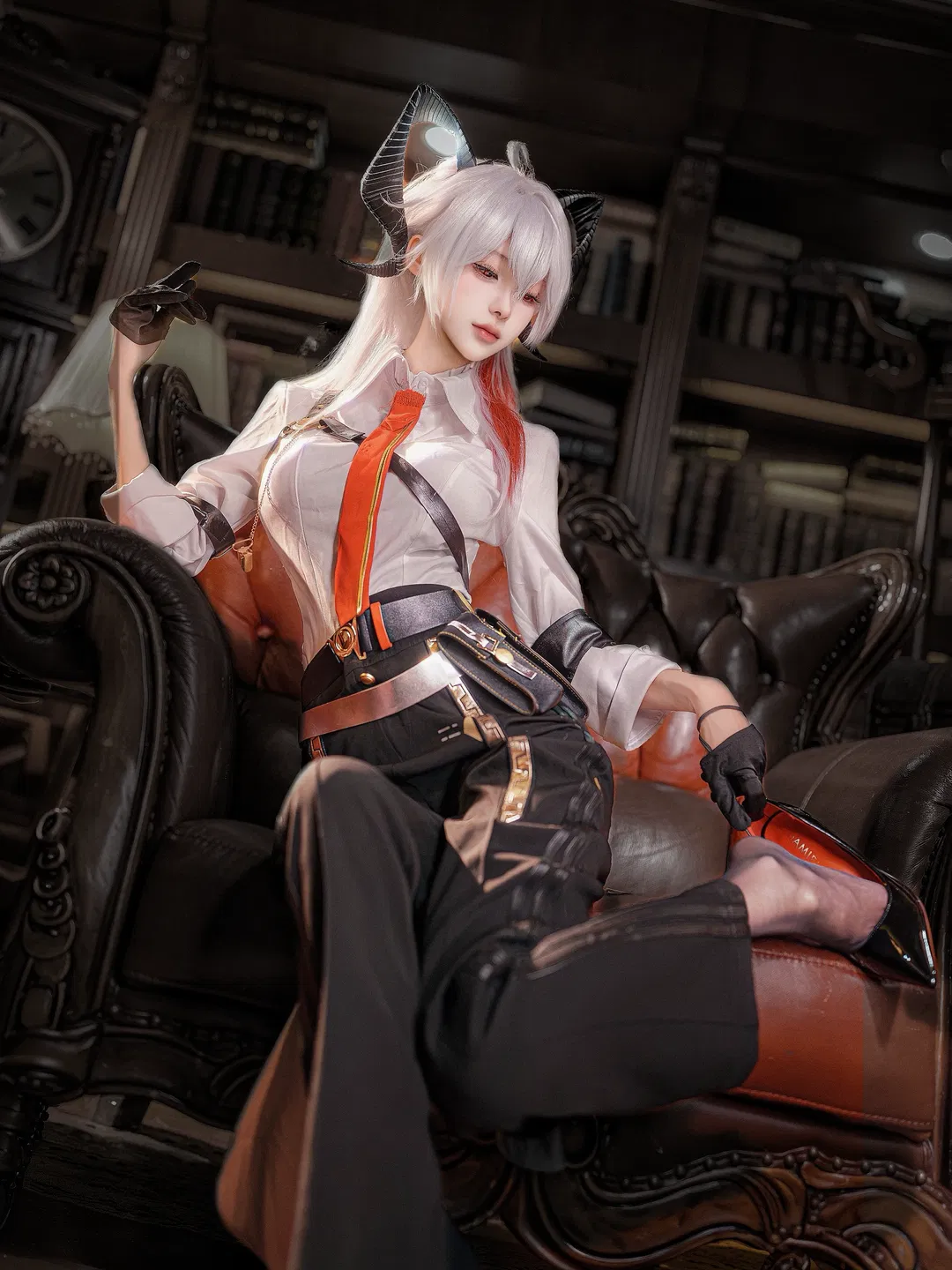【赞妮cos】鸣潮的战术美学，白衬衫与黑丝的冷酷交织