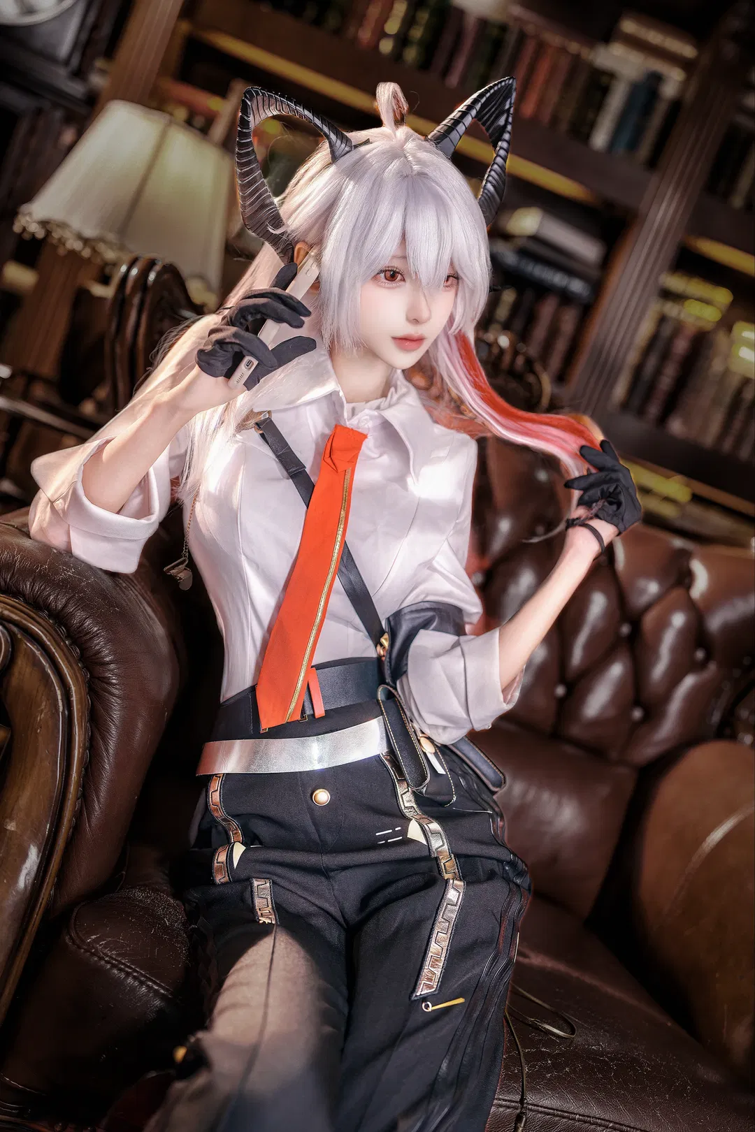 【贊妮cos】鳴潮的戰術美學，白襯衫與黑絲的冷酷交織 - 第 2 張