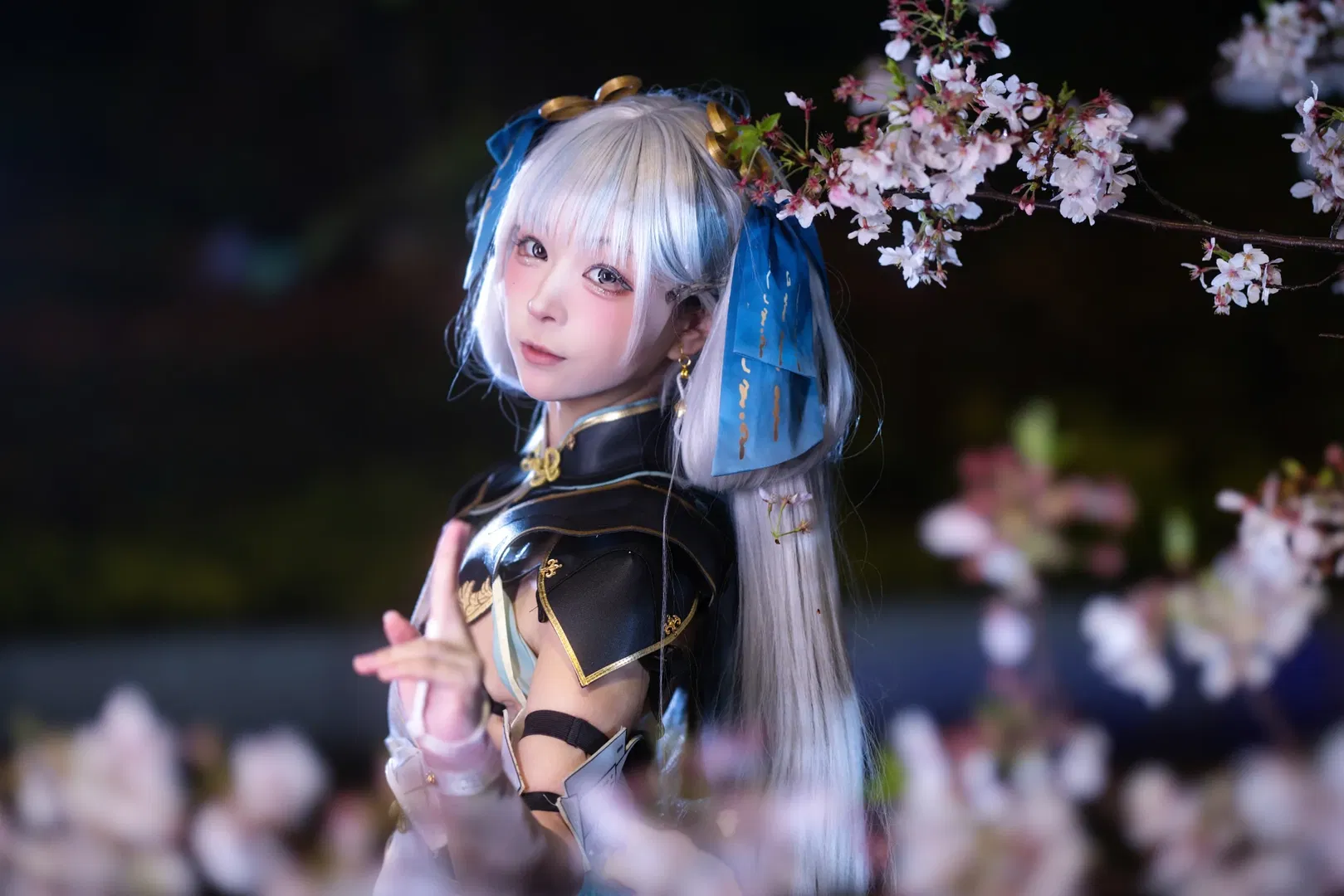 【今汐cos】鳴潮今汐夜櫻雨景，白色過膝襪與倒影構圖 - 第 1 張