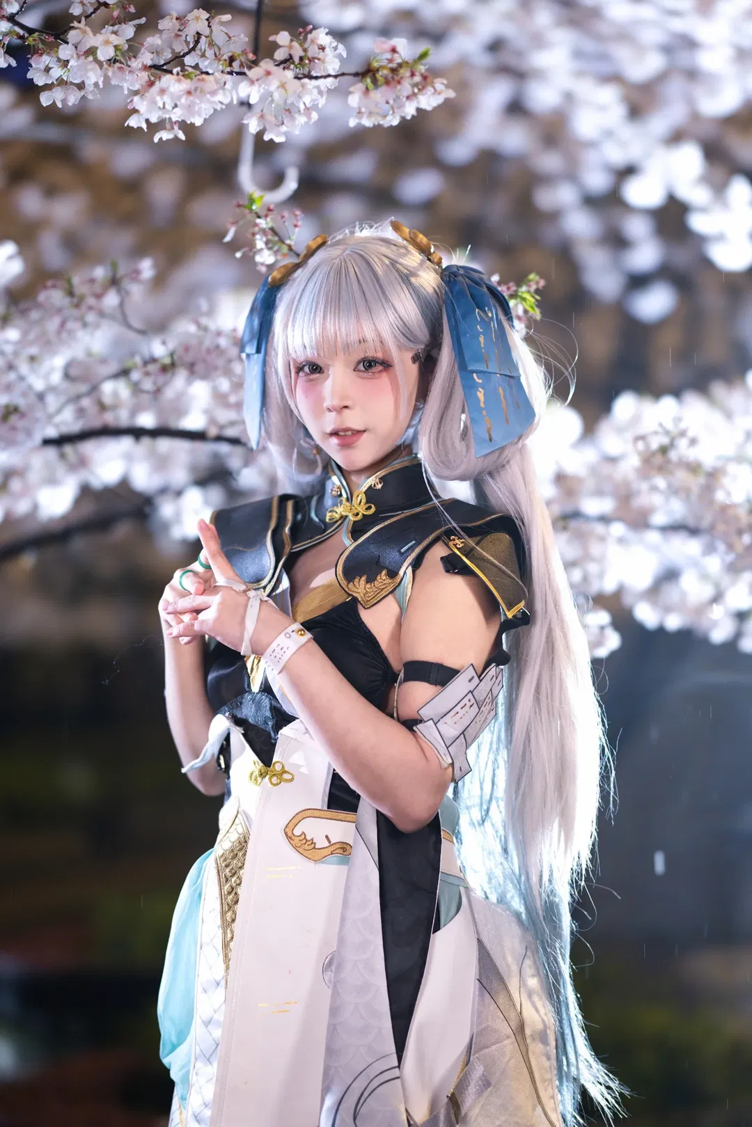 【今汐cos】鳴潮今汐夜櫻雨景，白色過膝襪與倒影構圖 - 第 4 張