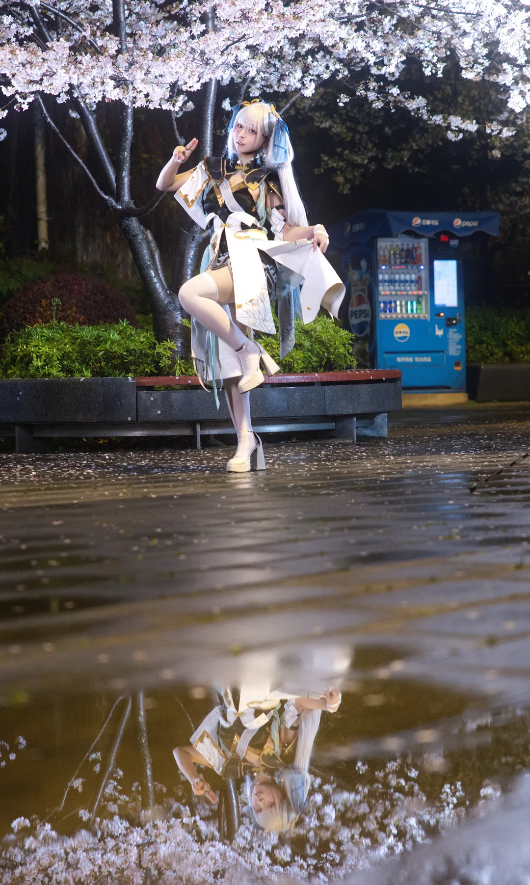 【今汐cos】鳴潮今汐夜櫻雨景，白色過膝襪與倒影構圖 - 第 7 張