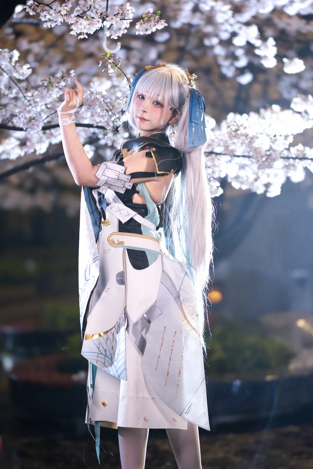 【今汐cos】鸣潮夜樱，银发蓝带下的清冷与温柔 - 第 6 张