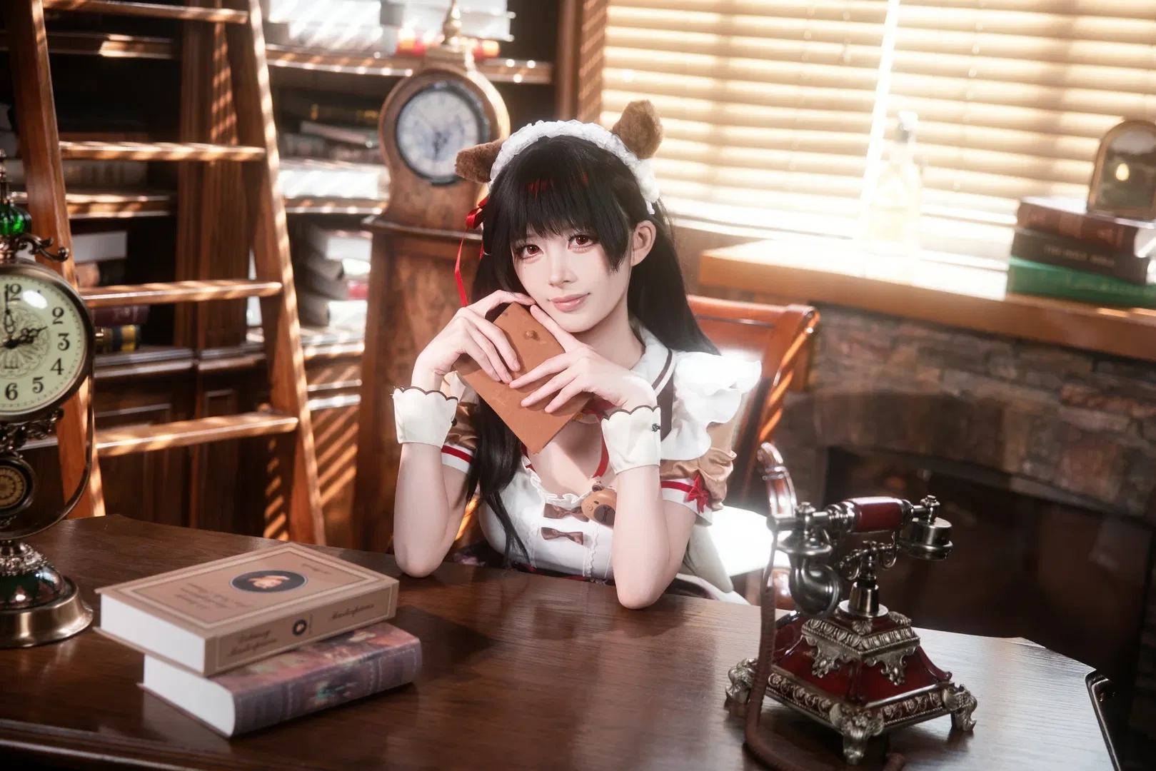 【千咲cos】鸣潮千咲女仆装，复古书房里的慵懒午后 - 第 3 张