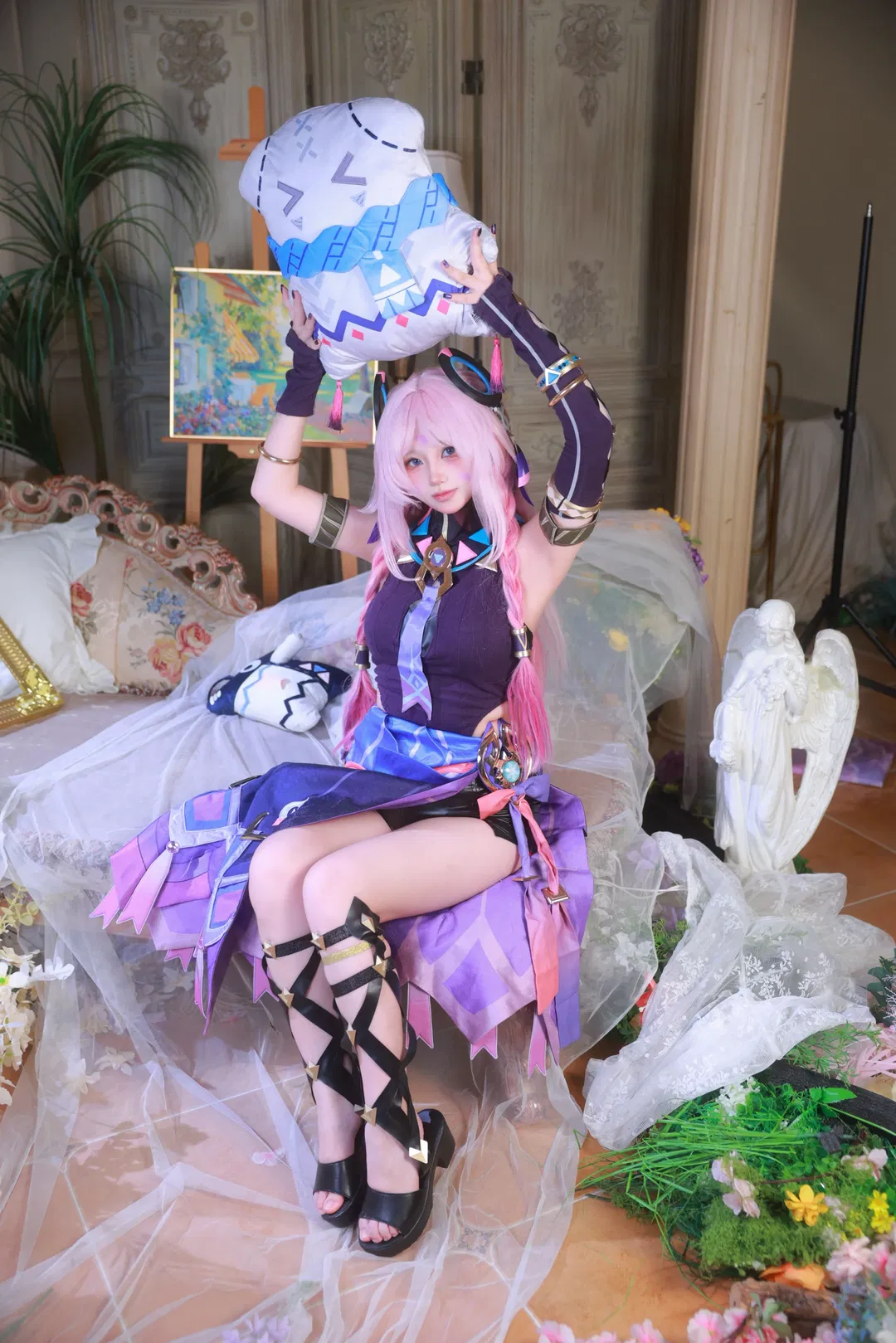 【シトラリ コスプレ】原神シトラリ、紫の衣とピンク髪が織りなす古典空間の撮影記録 - 1 枚目