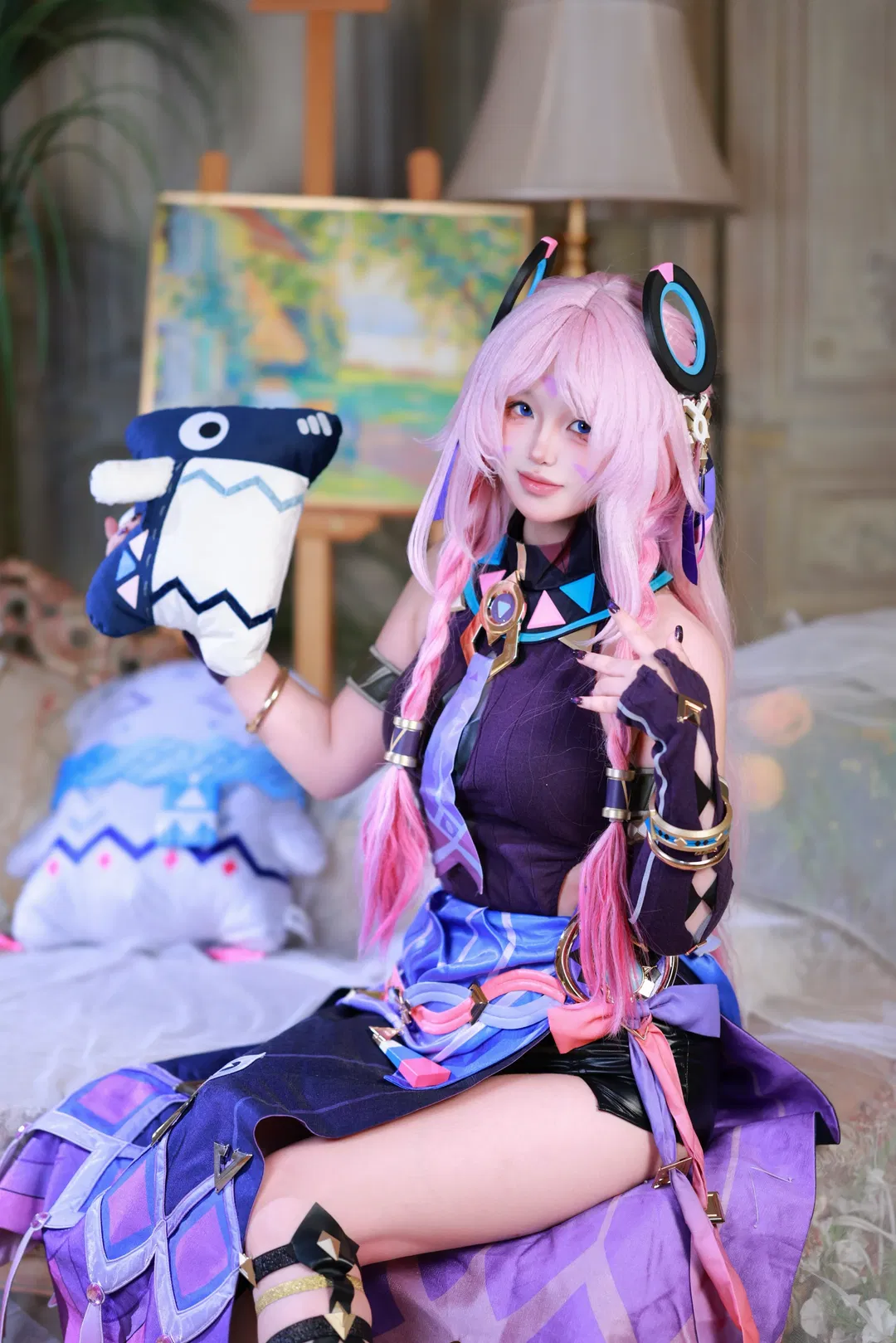 【シトラリ コスプレ】原神シトラリ、紫の衣とピンク髪が織りなす古典空間の撮影記録 - 2 枚目