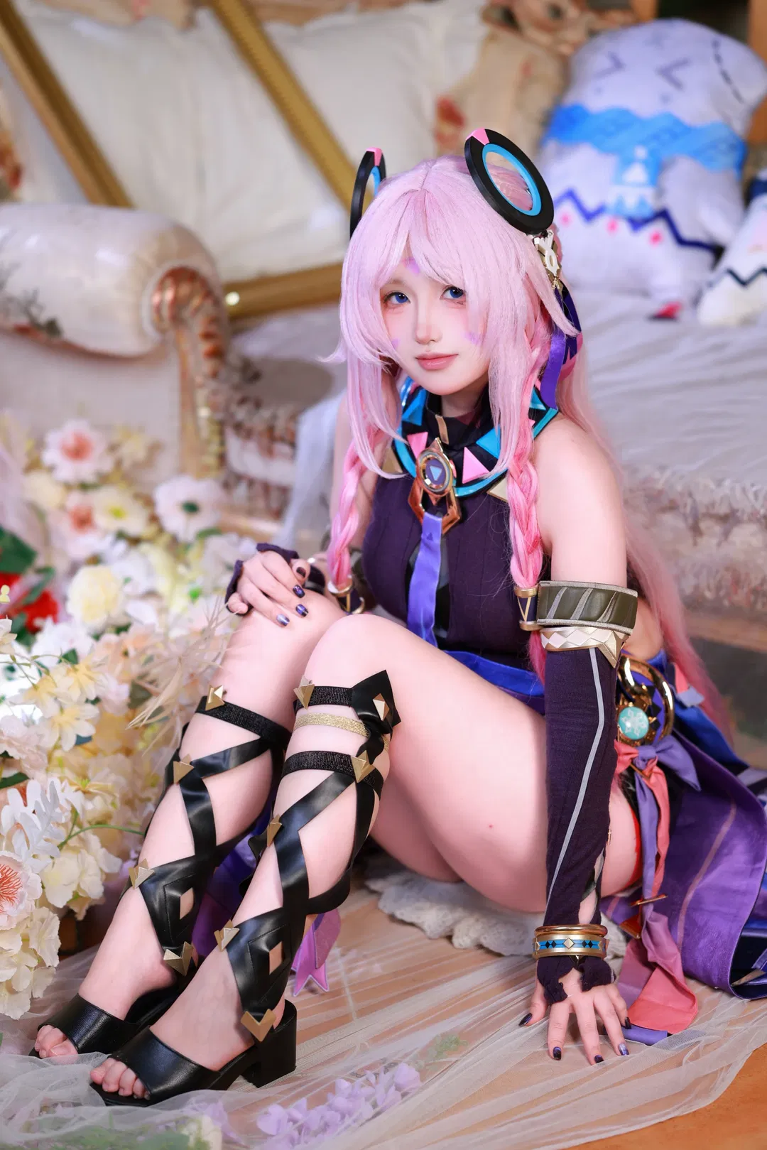 【シトラリ コスプレ】原神シトラリ、紫の衣とピンク髪が織りなす古典空間の撮影記録 - 6 枚目