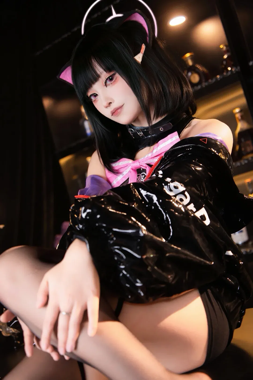 【杏山和纱cos】蔚蓝档案吧台暗黑猫猫的慵懒时刻 - 第 4 张