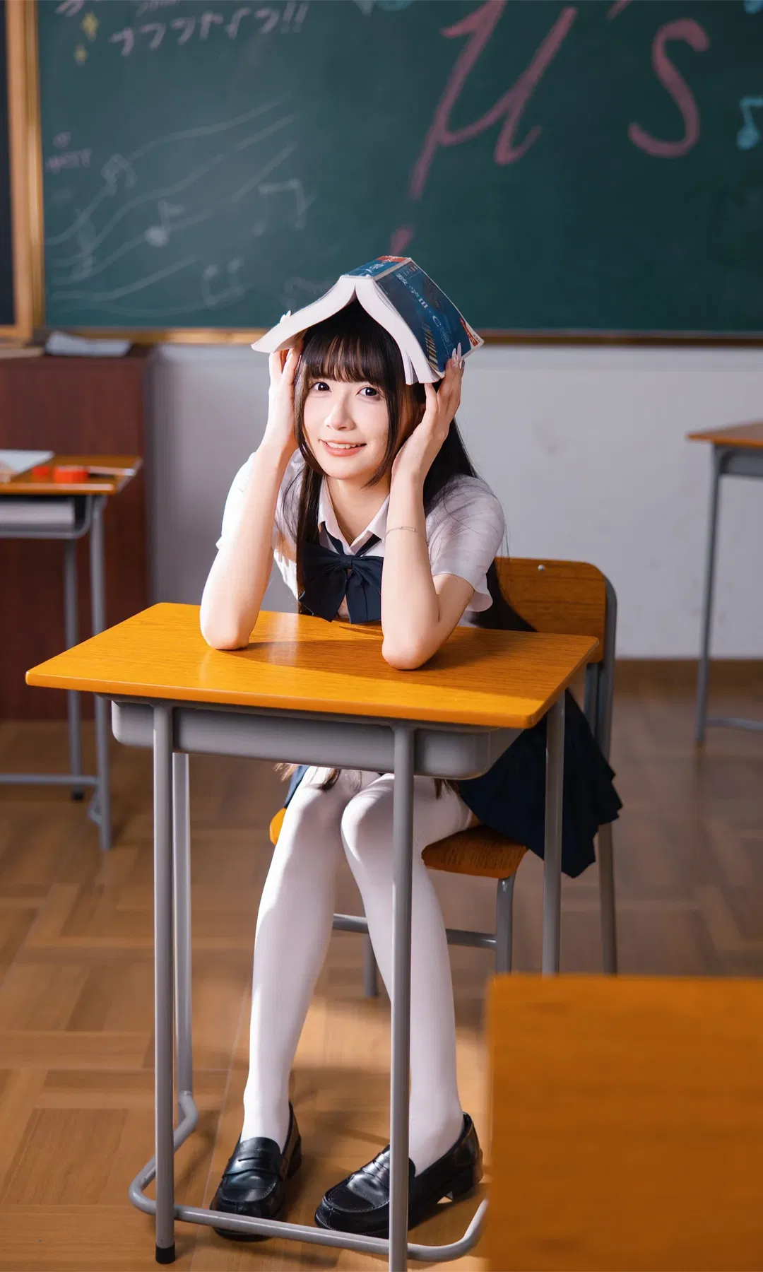 重回校园时代 教室里的JK制服少女 - 第 1 张
