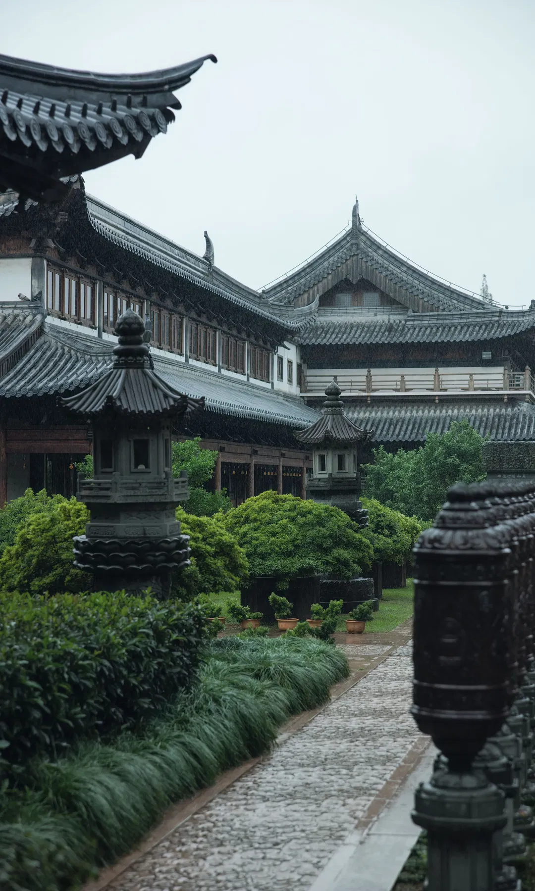 古寺长廊里的黑丝旗袍写真，民国风氛围感拉满 - 第 9 张