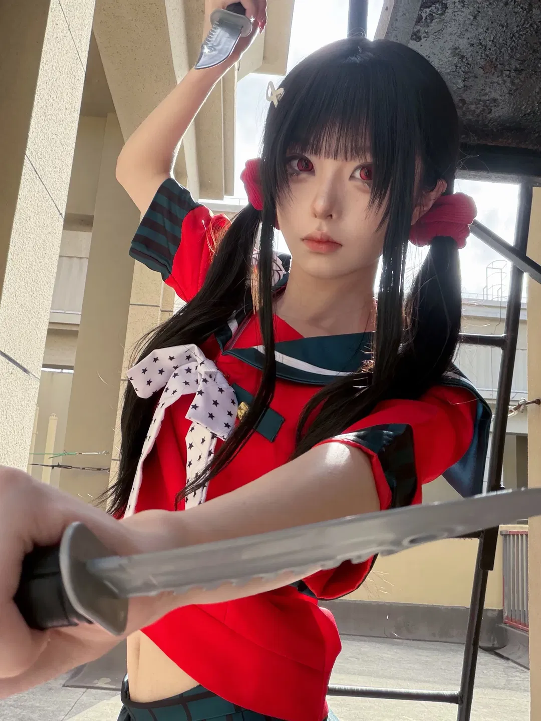 【春川魔姬cos】弹丸论破V3 红黑水手服与双马尾的室外对决 - 第 1 张