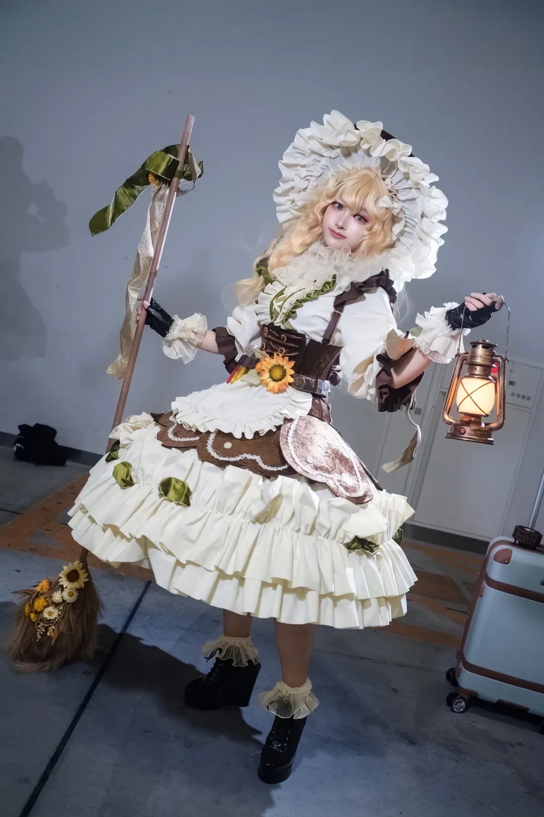 [Marisa Kirisame cosplay] Touhou Project Autumn Reitaisai: The Pastoral Sunflower Witch Bearing an Antique Lantern and Broom - Image 1