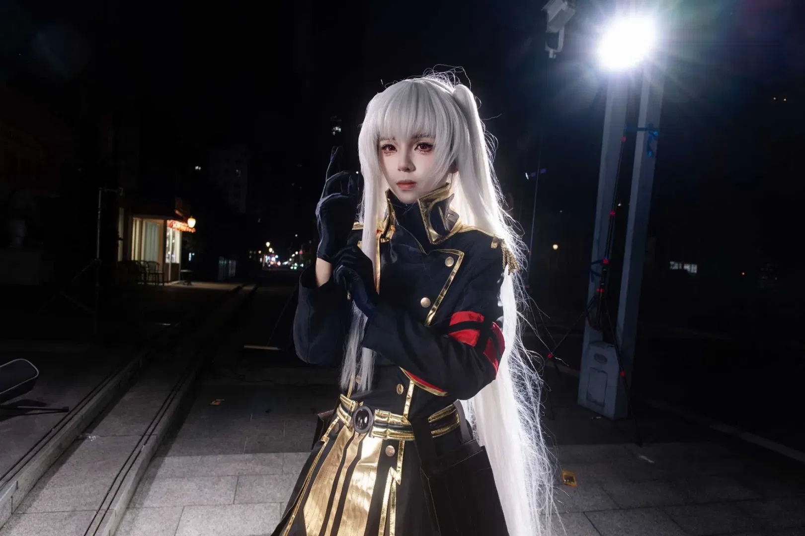 【阿爾泰爾cos】CICF漫展夜景，軍服與雙刀的帥氣打卡 - 第 2 張
