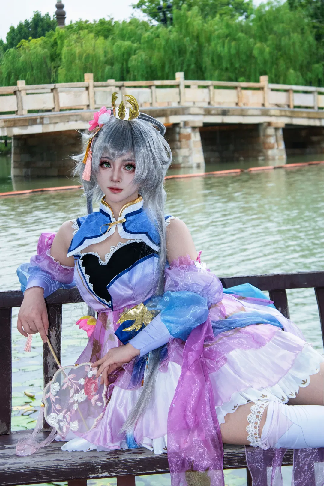 【洛天依cos】湖畔清風，銀髮古風少女的靈動瞬間 - 第 1 張