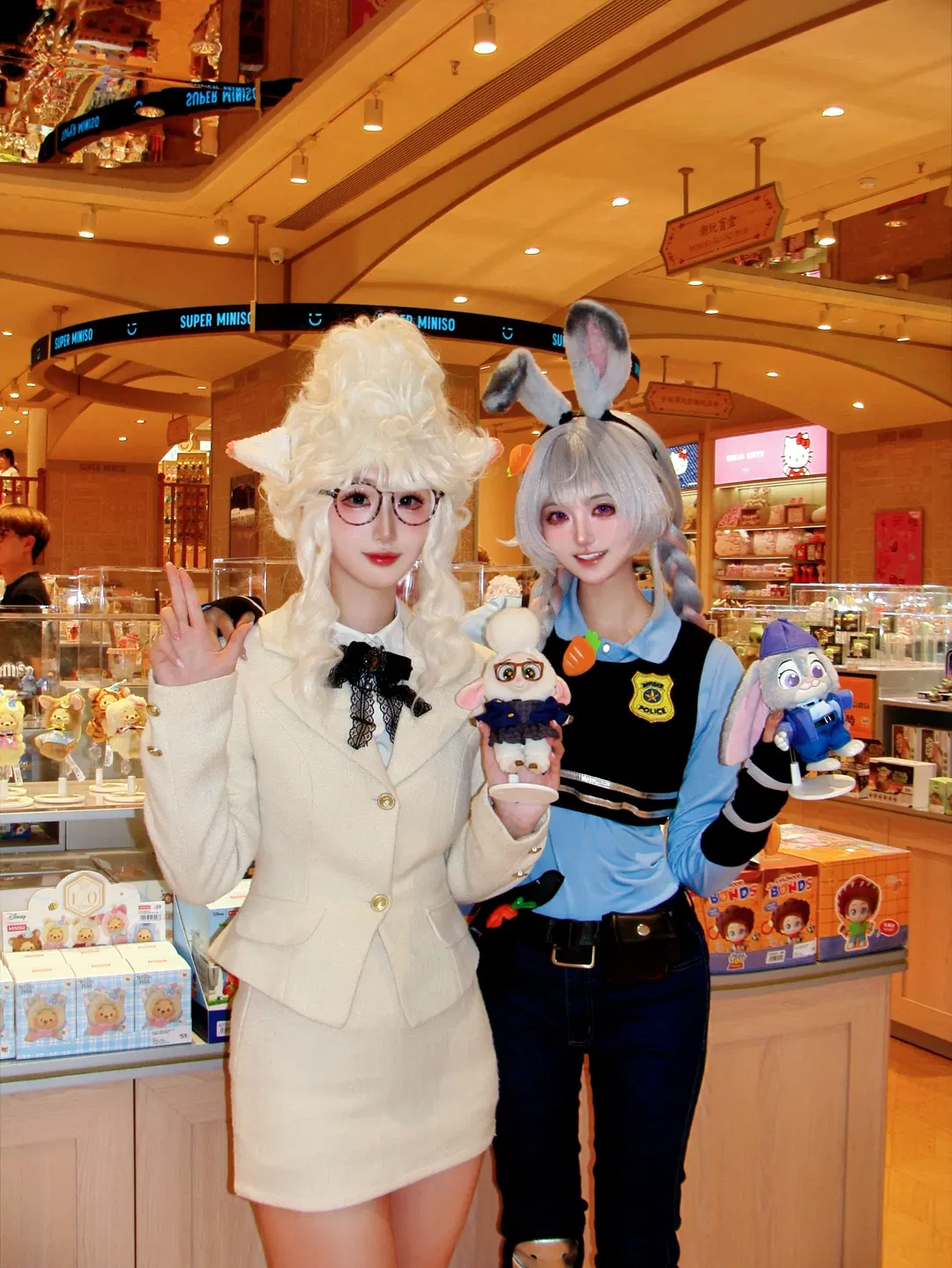 【夏奇羊cos】东北最大超级名创商演，迪士尼羊副市长与胡迪警长性转版同台 - 第 6 张