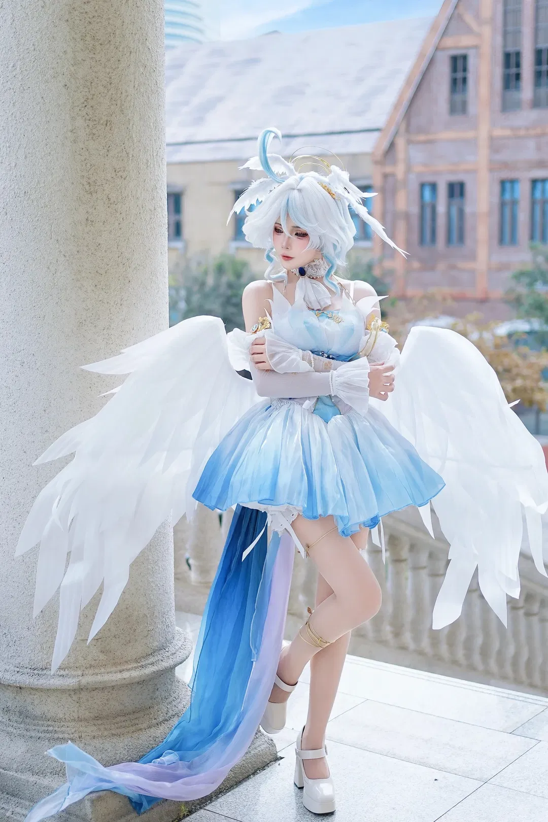 【芙宁娜cos】原神水神的蓝白梦境，还原度极高的外景正片 - 第 1 张