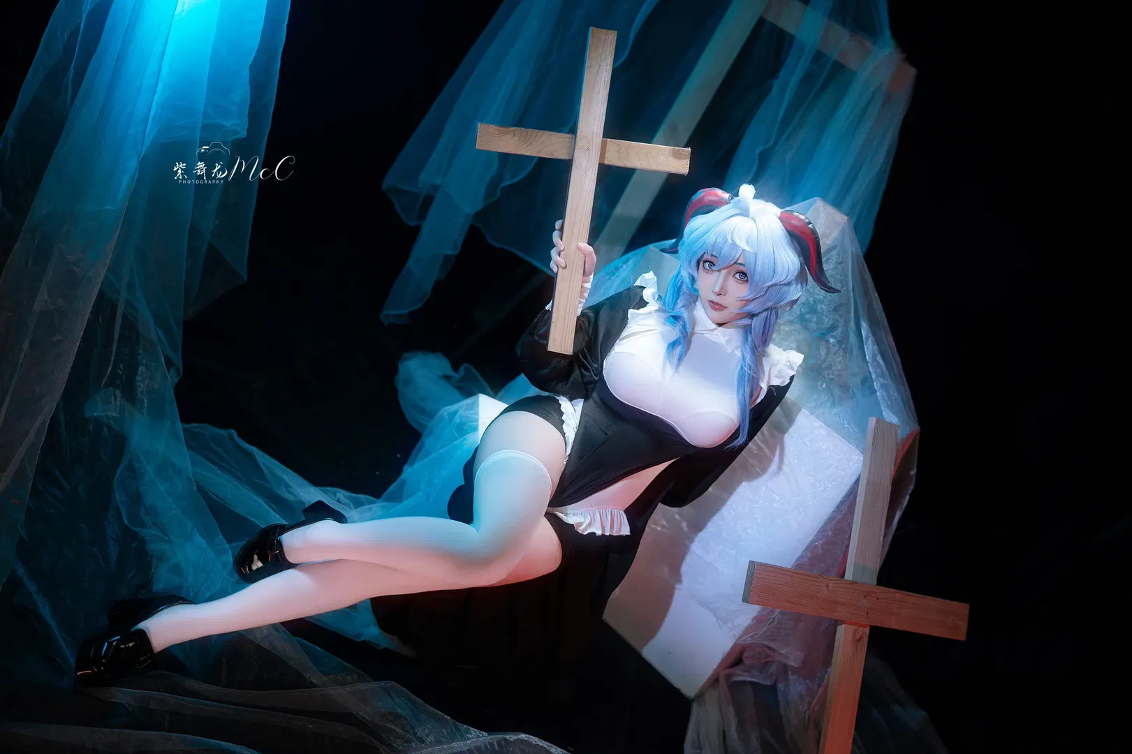 【甘雨cos】修女风造型，黑白装扮与十字架的冷艳碰撞 - 第 3 张