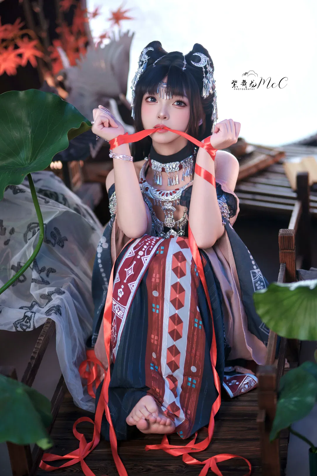 中秋限定的苗疆少女写真，银饰与红丝带的碰撞 - 第 1 张