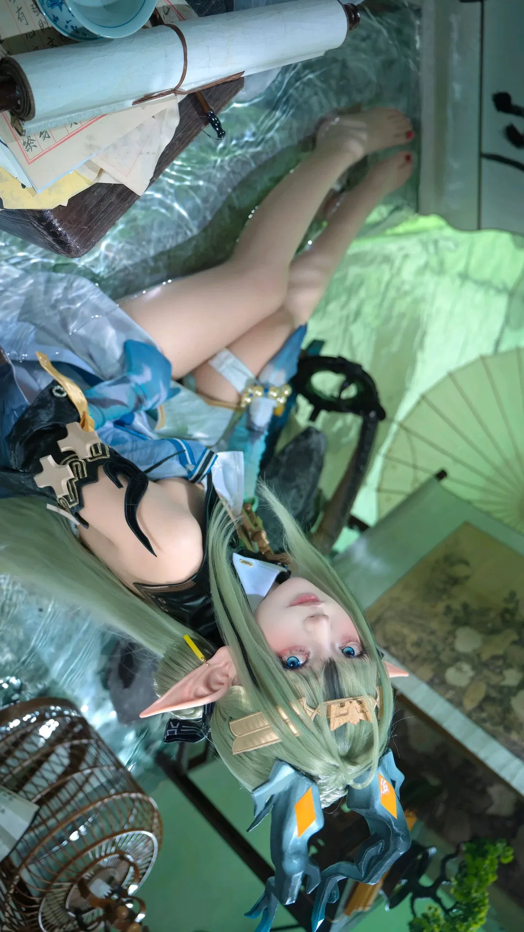 【祀cos】终末地水池边的半躺慵懒感 - 第 2 张