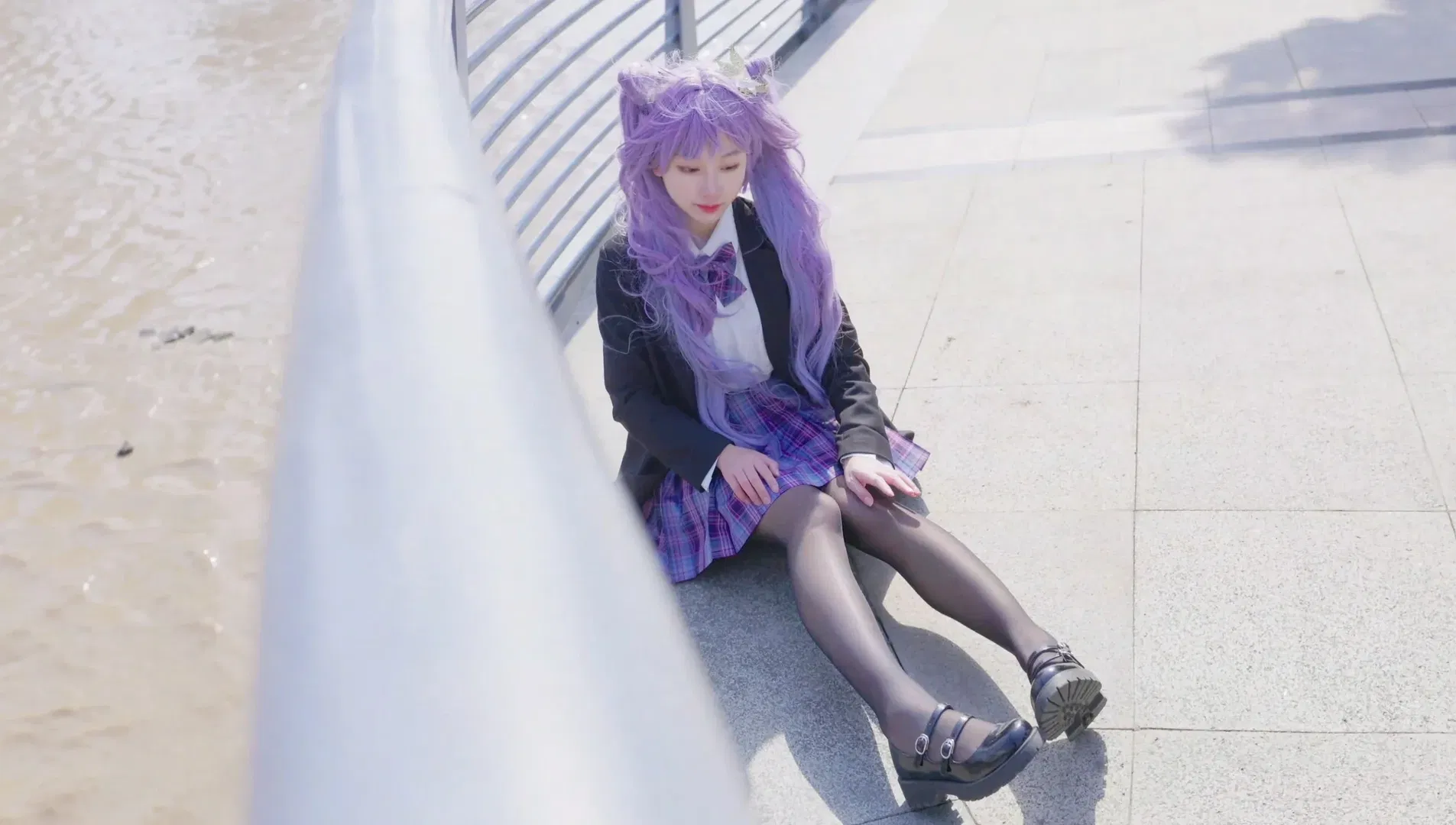 【刻晴cos】原神刻晴的JK制服日常，江邊漫步的紫發少女 - 第 1 張