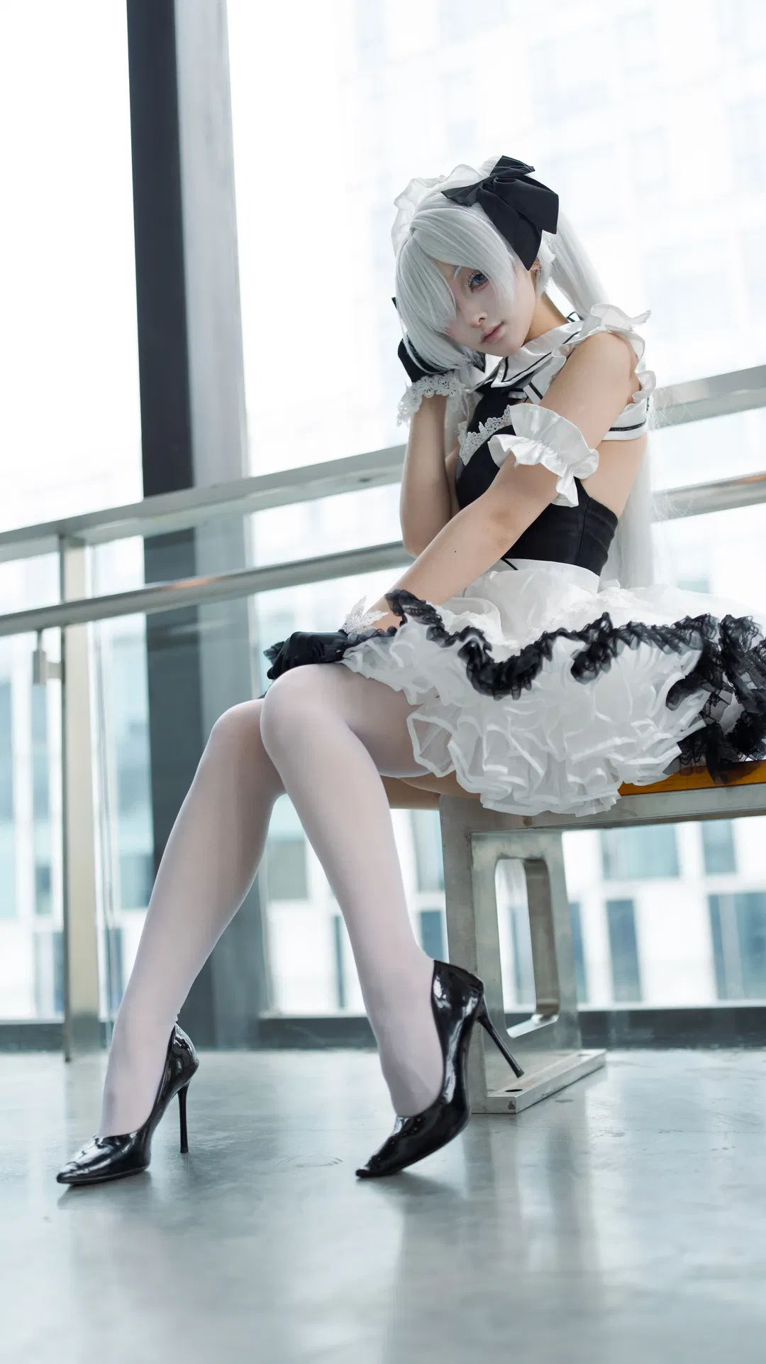 【灰姑娘cos】胜利女神女仆装降临，黑白配色的极致呈现 - 第 2 张