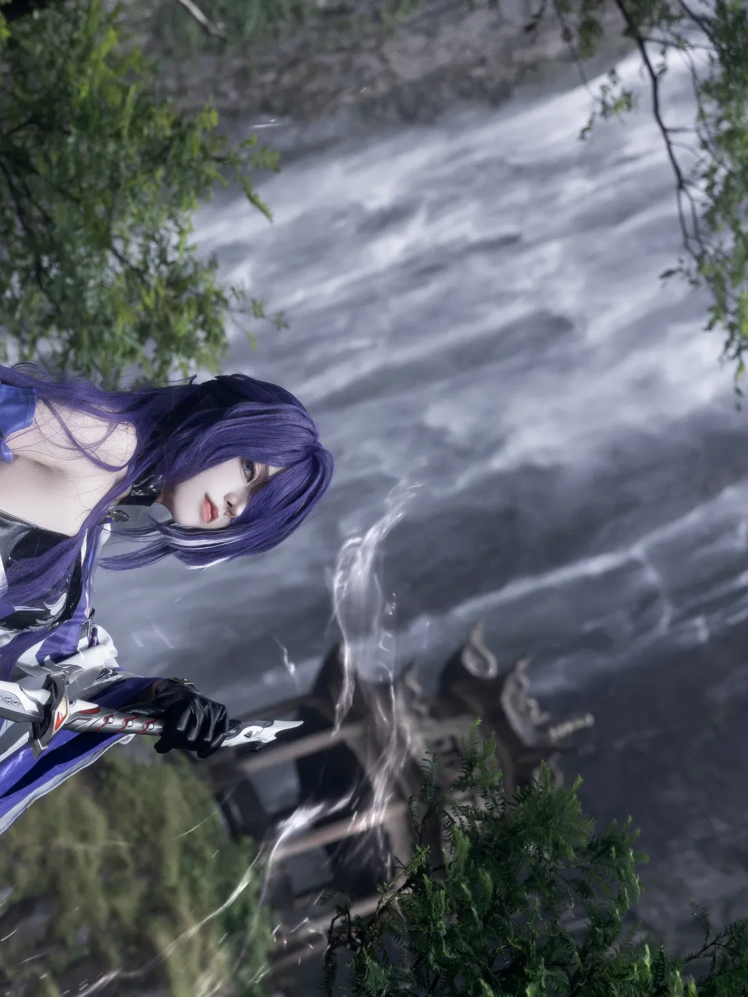 紫发雷电系cos正片，实景瀑布下的战斗姿态 - 第 2 张