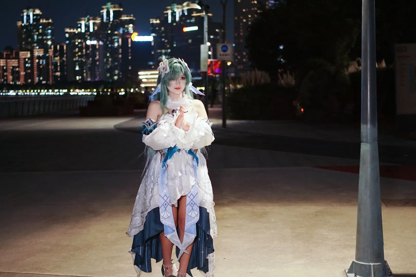 【沃雅妮莎cos】原神至冬夜景下的蓝色心动 - 第 2 张