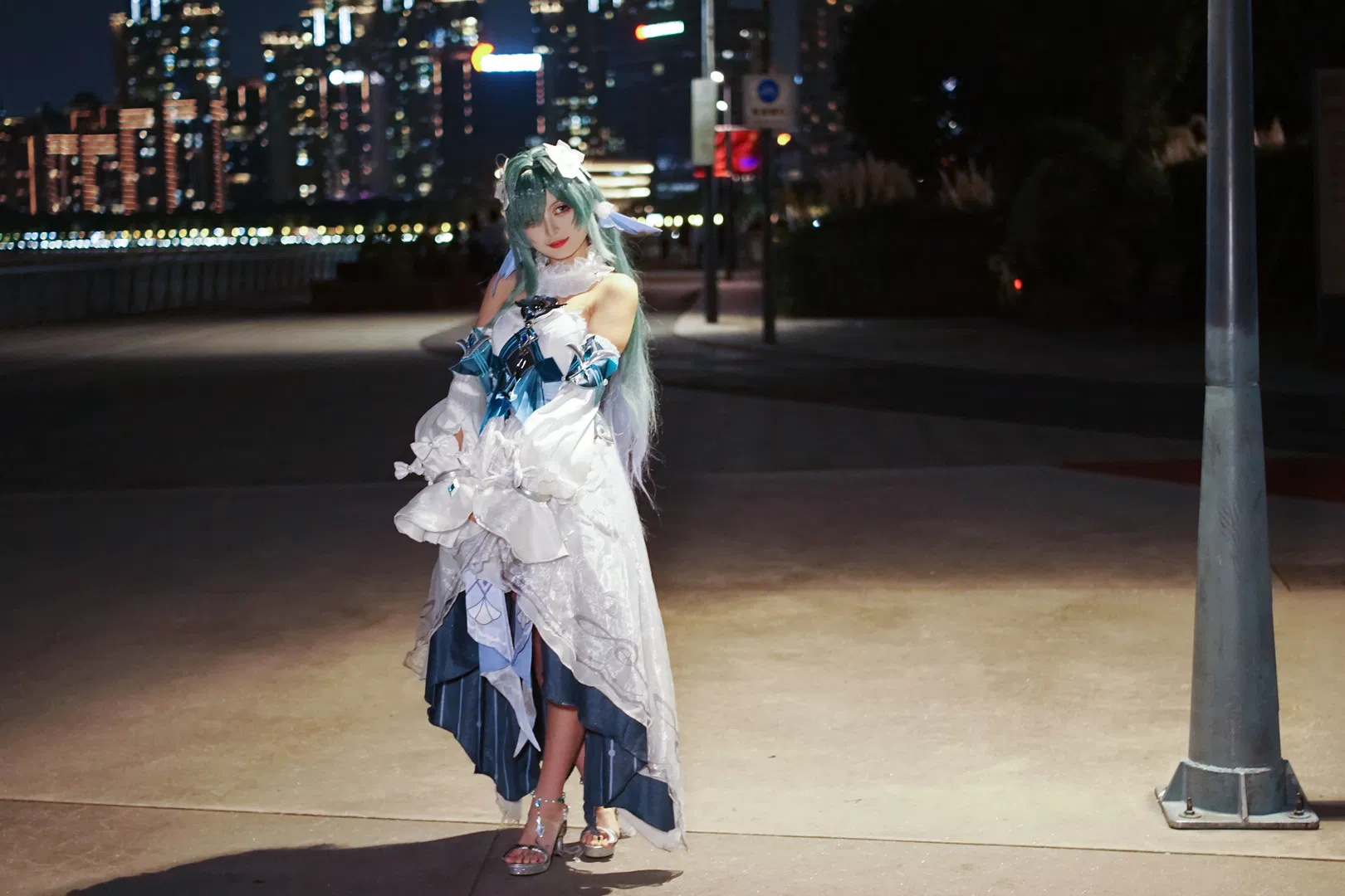 【沃雅妮莎cos】原神至冬夜景下的蓝色心动 - 第 4 张
